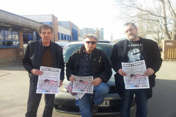 Chavdar Georgiev (nga e majta), Tchavdar Nikolov dhe Christo Komarnitski me kopjet e para të Pras Press. Foto: Tchavdar Nikolov/Facebook 