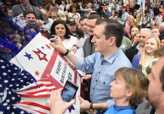Kandidati presidencial republikan senatori Ted Cruz gjatë një takimi të fushatës së tij zgjedhore më 22 dhjetor 2015 në Tenesi. Foto: BETA/(Adam Lau/Knoxville Neës Sentinel via AP)