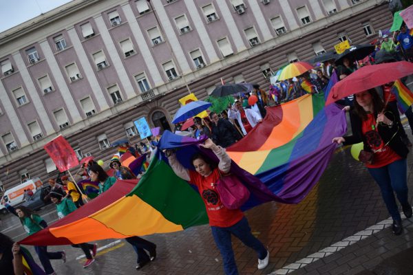 Antarët e komunitetit LGBTI dhe mbështetësit e tyre valvisin flamurin shumëngjyrësh përpara godinës së kryeministrisë | Foto nga Ivana Dervishi