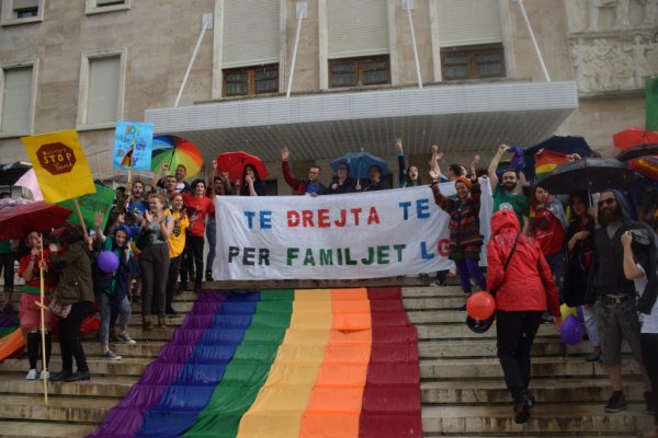 Anëtarët e komunitetit LGBTI dhe aktivistë, i kërkojnë kryeministrit Edi Rama të mbajë premtimin e tij për të ligjëruar të drejtat e komunitetit LGBTI për bashkëjetesë | Foto nga : Ivana Dervishi