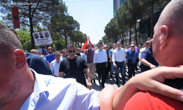 Mijëra protestues të opozitës kërkojnë dorëheqjen e ministrit të Brendshëm Fatmir Xhafaj, ndërsa përplasen me policinë. 26 maj 2018. Foto: Ivana Dervishi/BIRN