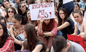 Studentë duke protestuar në Tiranë më 2 qershor 2014 kundër reformës së propozuar nga qeveria për arsimin e lartë. Foto: LSA