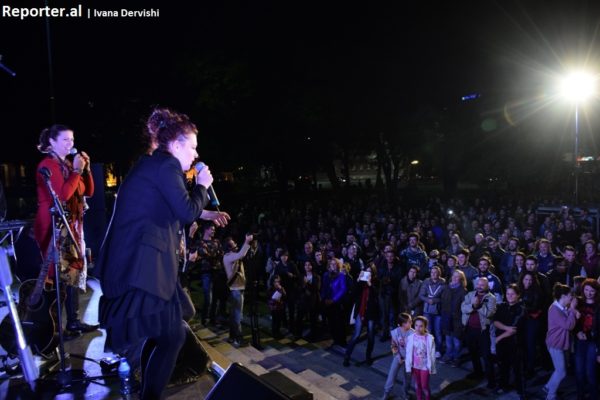 Koncert-Protesta e artistëve dhe shoqërisë civile në Shqipëri kundër importit të mbetjeve dhe HEC-eve në Valbonë. 30 tetor 2016. Foto: Ivana Dervishi/BIRN