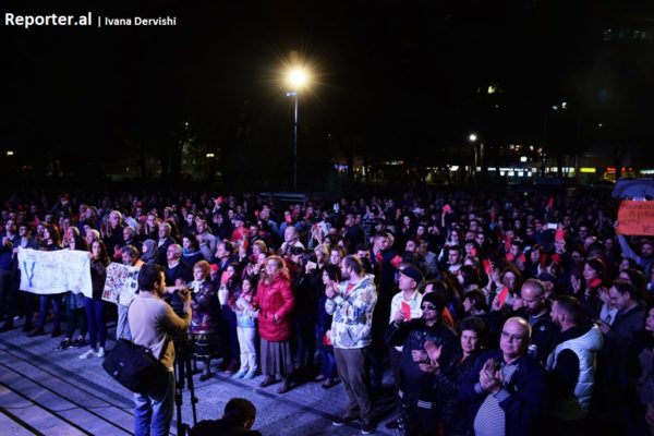Koncert-Protesta e artistëve dhe shoqërisë civile në Shqipëri kundër importit të mbetjeve dhe HEC-eve në Valbonë. 30 tetor 2016. Foto: Ivana Dervishi/BIRN
