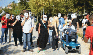 Protestues para Kuvendit të Shqipërisë më 1 tetor 2015. Foto: Facebook