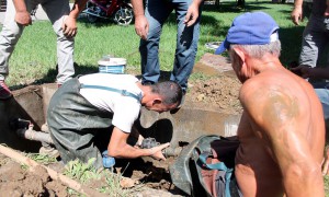 Punonjës të Ujësjellës Kanalizime Tiranë SH.A duke kryer punime riparuese. Foto: Malton Dibra/LSA