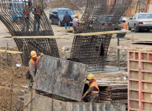 Punetore, gjate punimeve per ndertimin e nje ure ne Unazen e Madhe prane fabrikes se miellit, e cila do te lidhe kete segment meKomunen e Parisit. Foto: Malton Dibra/LSA.