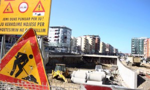 Fadroma dhe punetore, gjate punimeve per ndertimin e Unazes se Madhe te Tiranes, ne segmentin prane Kopeshtit Botanik | Foto : Maton Dibra/LSA