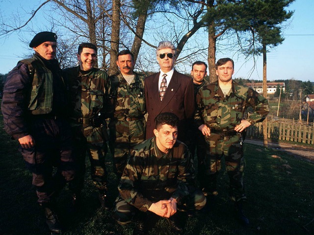 Radovan Karaxhiç me ushtarë serbë të Bosnjës. Foto: Anadolu Images. 