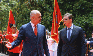 Rama mikpret kryeministrin e Serbisë Aleksandar Vuçiç në Tiranë më 27 maj 2015. Foto: Hektor Pustina/AP