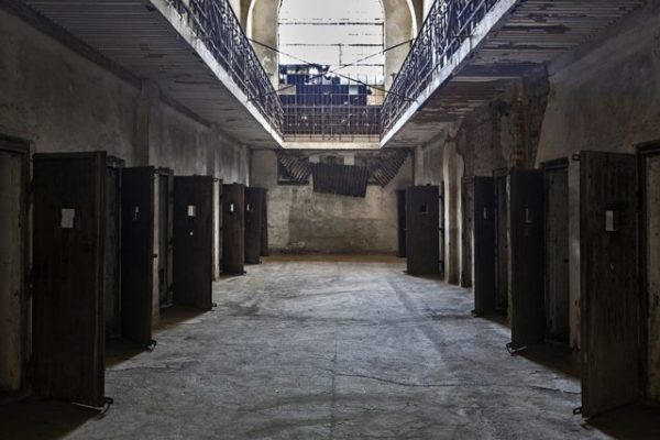 Burgu i shfarosjes në Rimnicu Sarat, ku shumica e politikanëve dhe intelektualëve të opozitës u burgosën nga 1954 në 1964 dhe ku ishte roje Alexandru Visinescu. Foto: IIÇMER. 
