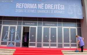 Nje punetore, duke pastruar gjate Analizes Vjetore te Drejtesise ne Shqiperi 2015, me teme ;Reforma ne Drejtesi, Sfida e te Sotmes, Garancia e se Ardhmes", ne Pallatin e Kongreseve.