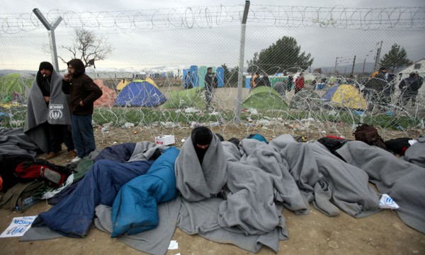 Refugjatë dhe migrantë që arritën të hyjnë në Maqedoni ilegalisht u ndaluan nga policia dhe po presin të rikthehen në Greqi në kufirin mes dy vendeve në Gevgelija më 29 shkurt 2016. Vetëm refugjatët nga Siria dhe Iraku u lejuan të qëndrojnë në Maqedoni. (AP Photo/Boris Grdanoski)