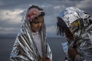 Dy vajza veshin mbulesa termike pasi mbërrijnë në ishullin grek Lesbos. 25 nëntor 2015. Foto: Beta/ (AP Photo/Santi Palacios)