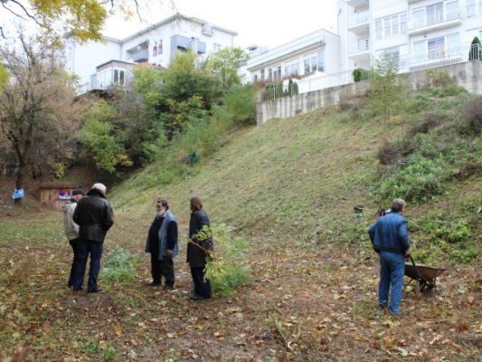Të afërm të disa viktimave në Lisiciji Potok në Beograd. Foto: BIRN/Milivoje Pantovic.