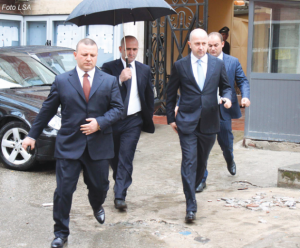 Rezart Taçi dhe shoqërues të tij, duke dalë nga Gjykata e Tiranës. Foto:LSA 