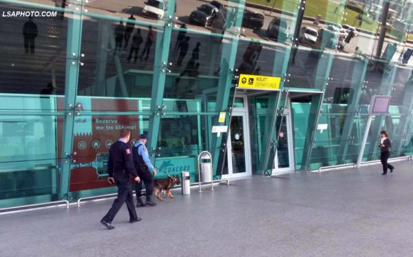 Policë me qen antieksploziv, duke patrulluar në ambientet e jashtëme të aeroportit Nënë Tereza në Rinas | Foto nga : LSA