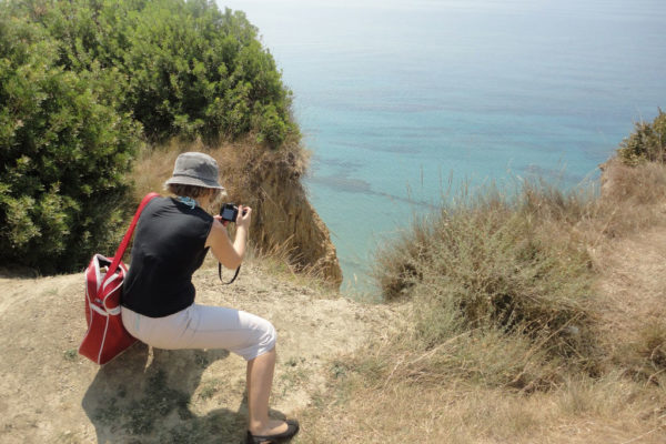 Një turiste duke fotografuar bukuritë e Kepit të Rodonit. Foto: Gëzim Kabashi/BIRN