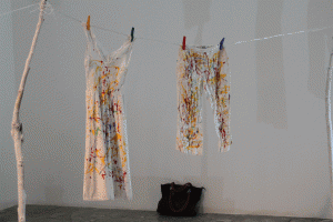 Arti me pjesëmarrjen e publikut, varja e rrobave në ekspozitën “Fshirje. Banimi në Art”, në Muzeun Kombëtar në Tiranë më 16 dhjetor 2014. Foto: Ivana Dervishi/BIRN