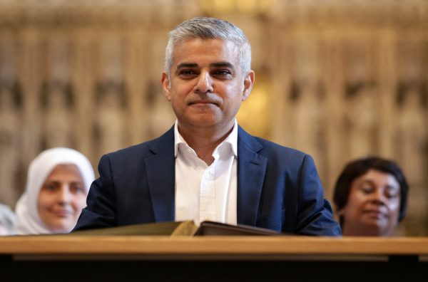 Kryebashkiaku i ri i Londrës, Sadiq Khan merr pjesë në ceremoninë e dhënies së detyrës. 7 maj 2016. 45-vjeçari nga partia Laburiste u bë i pari mysliman që drejton qytetin më të madh në Europë. (Yui Mok/Pool via AP)