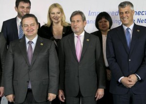 Ministri i jashtëm i Kosovës, Komisioneri Hahn dhe ministri i jashtëm serb, Daçiç në Samitin Ballkani Perëndimor 6. Foto: Beta