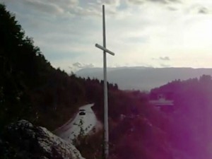 Kryqi i ngritur nga Serbët në Sarajevë | Foto nga : YouTube