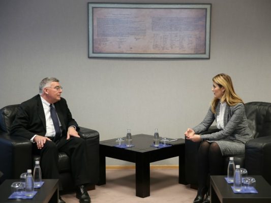 Prokurori Schwendiman duke takuar ministren e drejtësisë të Kosovës Dhurata Hoxha. Foto: Ministria e Drejtësisë Kosovë.