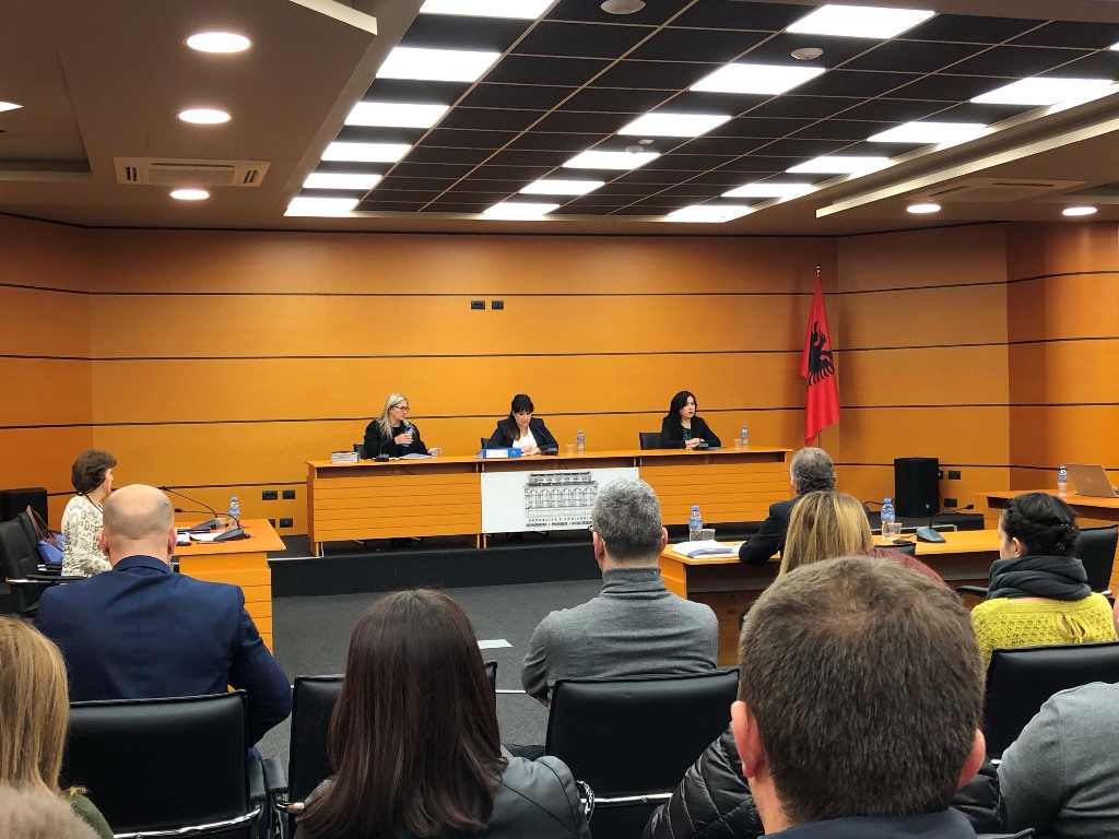 Trupa gjykuese e përbërë nga Genta Tafa, Pamela Qirko dhe Xhensila Pine, gjatë seancës dëgjimore të kreut te gjykatws Sarandë, Alltun Çela | Foto : BIRN