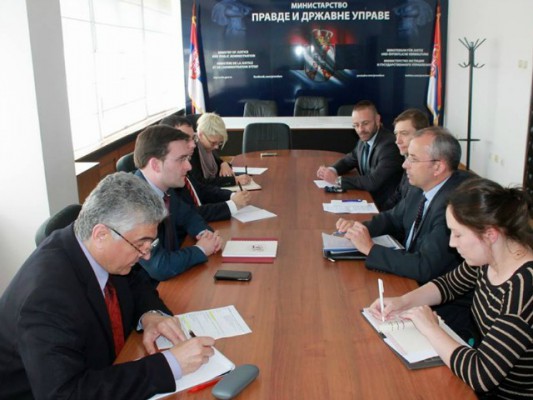 Ministri serb i drejtësisë Nikola Selakovië me përfaqësues të BE-së në Beograd. Foto: Ministria e Drejtësisë.