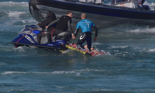 Në këtë sekuencë filmike të marrë nga një video e Lidhjes Botërore të Sërfit, sërfisti australian Mick Flanning ngjitet te një varkë shpëtimi pasi u përndoq dhe luftoi me një peshkaqen në gjirin Xhefrej në Afrikën e Jugut më 19 korrik 2015. (World Surf League via AP) 