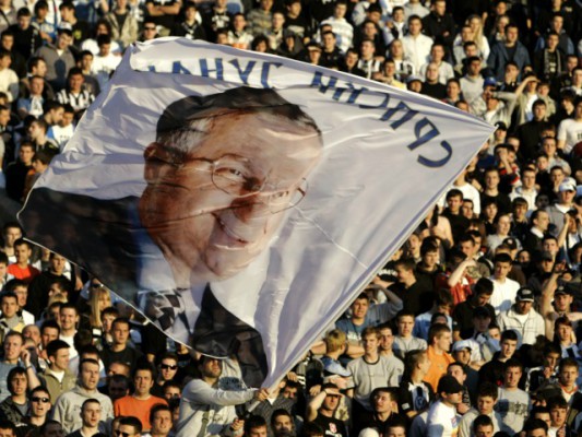 Flamur me Vojisllav Sheshelin gjatë një ndeshje futbolli në Serbi. Foto: BETA.