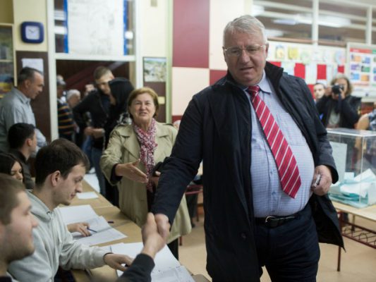 Vojisllav Shesheli në një qendër votimi në Beograd më 24 prill. Foto: BIRN.