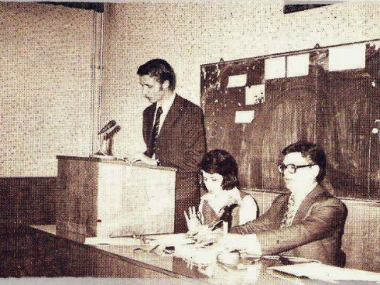 Shesheli ishte një nga asistentët më të rinj në Fakultetin e Drejtësisë në Sarajevë në vitet 1980. Foto: Facebook/Vojisllav Shesheli.
