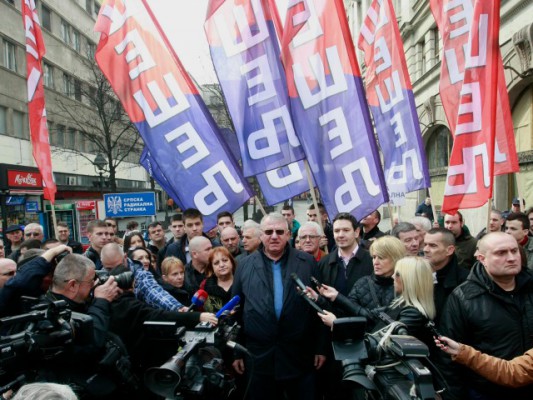 Lideri i Partisë Radikale Serbe flet për mediat në Beograd. Foto: BETA. 