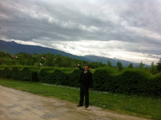 Shaban Beça duke treguar shtëpitë e fshatit Podgorcë | Foto nga : Jetona Koçibelli 