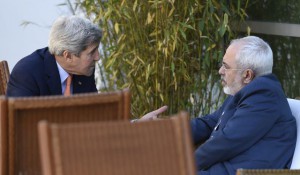 Sekretari Amerikan i Shtetit, majtas, flet me ministrin e jashtem te Iranit Mohammad Javad Zarif, ne Gjeneve, Zvicer. Maj 2015. Foto: (AP Photo/Susan Walsh)