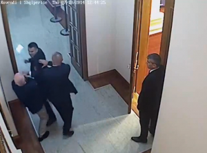 Sekuencë nga videoja e nxjerrë nga sistemi i mbikëqyrjes vizuale të Kuvendit të Shqipërisë ku shfaqet deputeti Pjerin Ndreu godet nga pas deputetin Genc Strazimiri. 