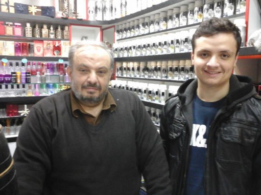 Siriani Bekri Shishman dhe djali i tij, brenda dyqanit në Prizren