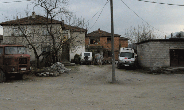Qendra e fshatit Zall Bastar. Një segment i rrugës së Arbrit fotografuar më 14 mars 2015. Punimet janë ndërprerë prej një viti. Foto: Gjergj Erebara/BIRN