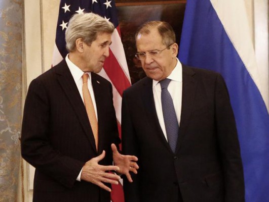 Ministri i jashtëm rus, Sergey Lavrov, dhe Sekretari Amerikan i Shtetit, John Kerry gjatë takimit në VJenë për krizën në Siri. 14 nëntor 2015. Foto: (Leonhard Foeger/Pool Photo via AP)