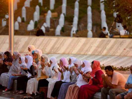 Vajtues në përkujtimoren e Srebrenicës. Foto: Anadolu.