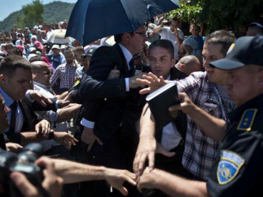 Kryeministri serb Aleksandër Vuçiç u sulmua në përkujtimoren e Srebrenicës në korrik. Foto: Beta/AP.
