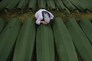 Një vajtuese në memorialin e Srebrenicës. Foto: Beta