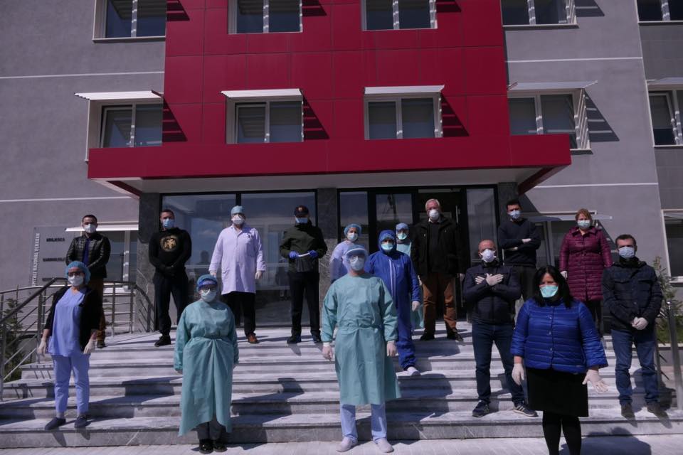 Ndalohet një person, kundërshtoi masat kundër COVID-19 dhe kërcënoi mjekun