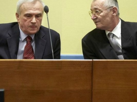 Jovica Stanisiç dhe Franko Simatoviç në gjyqin për krime lufte. Foto: BETA/AP.