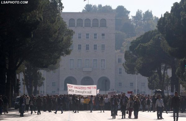 Studentë, gjatë një proteste para godinës së Kryeministrisë, kundër votimit të ligjit për Reformën në Arsimin e Lartë. |Foto nga : LSA/Gent Shkullaku