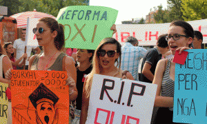 Studente, gjatë protestës para parlamentit kundër Ligjit për Arsimin e Lartë më 21 korrik 2015. Foto: LSA / MALTON DIBRA