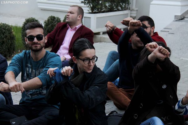 Studentë të Lëvizjes për Universitetin, duke protestuar para Policisë së Tiranës kundër shoqërimit të aktivistëve që qëlluan me vezë kryeministrin Edi Rama. Foto: LSA 