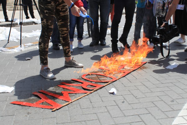 Studentët i vënë flakën reformës në shenjë zemërimi. Foto: Ivana Dervishi | BIRN.