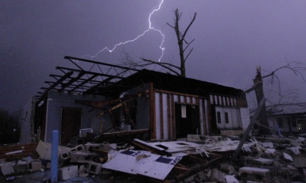 Rrufeja po ndriçon një shtëpi pasi një tornado shkaktoi dëme të mëdha në kontenë Xheferson të Alabamas në Shtetet e Bashkuara të Amerikës më 25 dhjetor 2015. Moti i keq shkaktoi së paku 11 të vdekur në shtetet në qendër të Amerikës gjatë ditëve të fundit. (AP Photo/Butch Dill